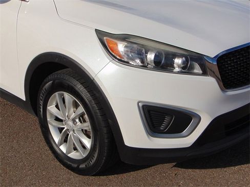 Used 2017 Kia Sorento LX image 2