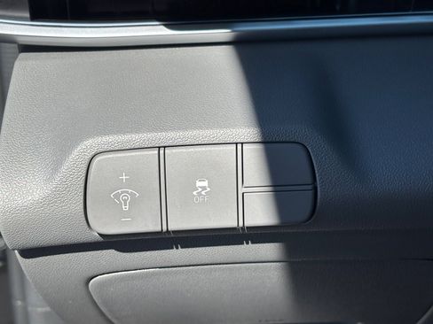 Used 2025 Hyundai Elantra SEL image 32