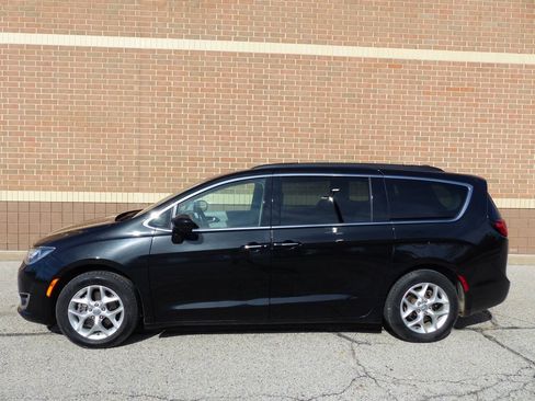 Used 2020 Chrysler Pacifica Touring w/ Tire & Wheel Group FWD image 5