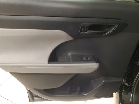 Used 2023 Toyota Highlander L image 14