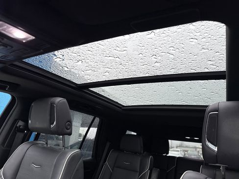 Used 2023 Cadillac Escalade Premium Luxury image 27