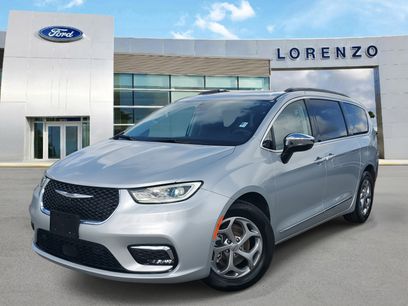 Used 2023 Chrysler Pacifica Limited w/ Uconnect Theater Family Group