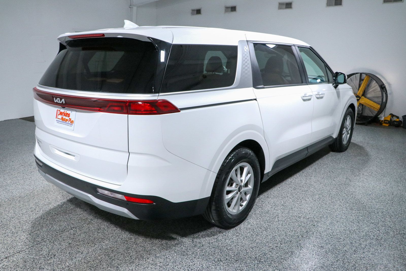 Used 2024 Kia Carnival LX FWD image 7