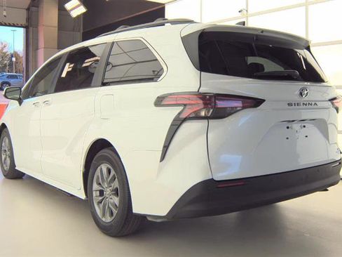 Used 2022 Toyota Sienna XLE image 12