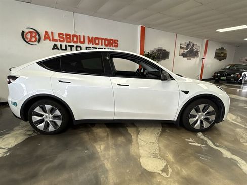 Used 2021 Tesla Model Y Long Range image 3