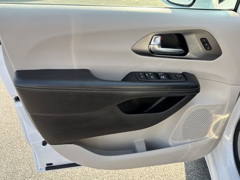 Used 2022 Chrysler Pacifica Touring-L image 17