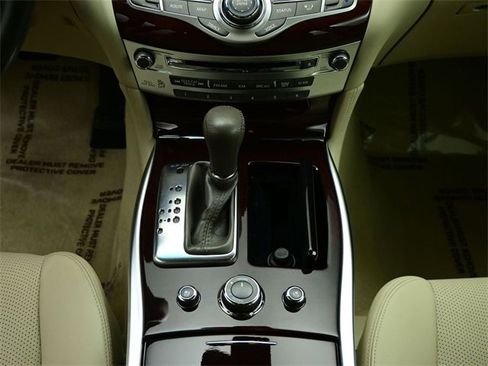 Used 2017 INFINITI Q70 3.7 image 7