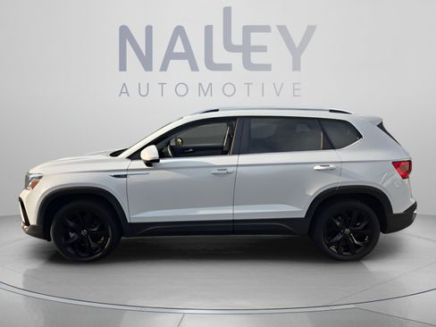 Used 2023 Volkswagen Taos SE w/ Panoramic Sunroof Package FWD image 2
