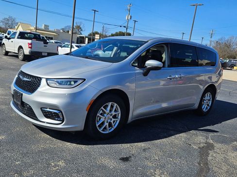 Used 2023 Chrysler Pacifica Touring-L image 3