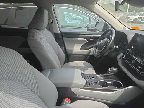 Used 2022 Toyota Highlander LE image 10