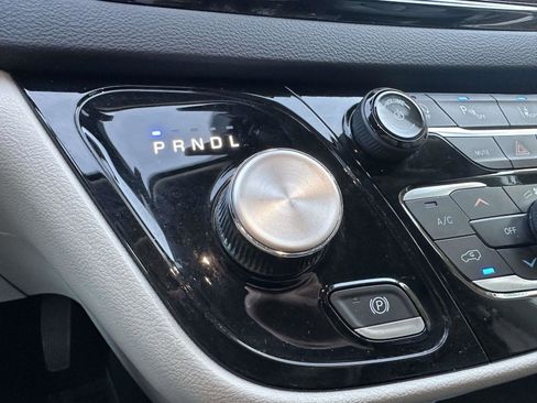 Used 2024 Chrysler Pacifica Touring-L image 21