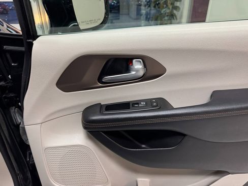 Used 2017 Chrysler Pacifica Touring-L w/ Tire & Wheel Group image 15