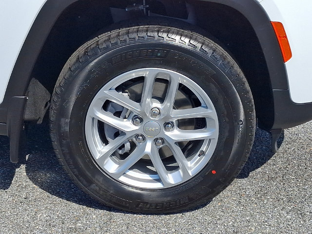 New 2026 Jeep Grand Cherokee Laredo w/ MOPAR Finishing Package AWD/4WD image 7