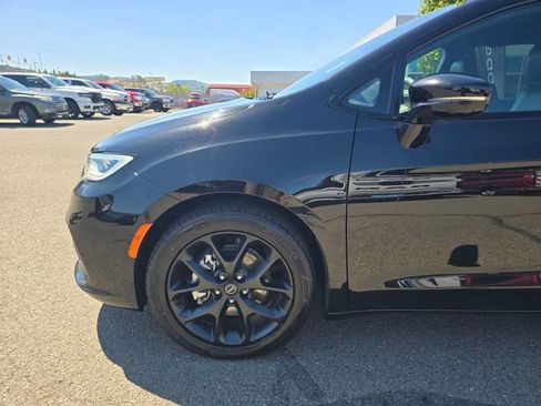 Used 2025 Chrysler Pacifica Limited FWD image 19
