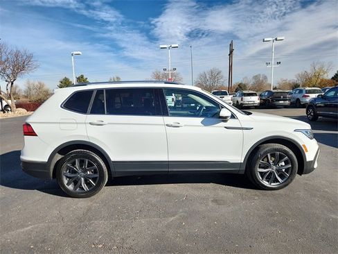 Used 2022 Volkswagen Tiguan SE w/ Panoramic Sunroof Package image 2