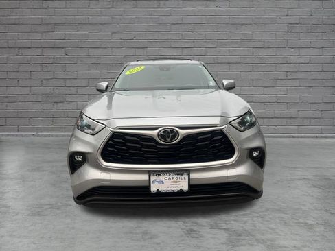 Used 2023 Toyota Highlander LE FWD image 2