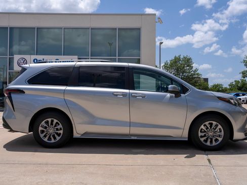Used 2025 Toyota Sienna XLE FWD image 4