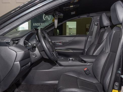 Used 2022 Toyota Venza Limited image 9