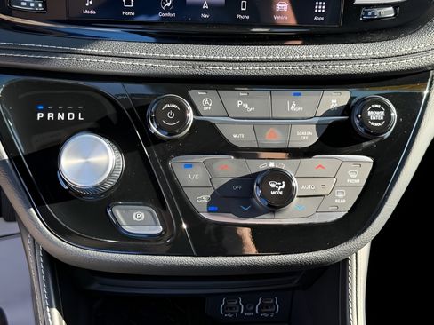 Used 2025 Chrysler Pacifica Limited FWD image 26