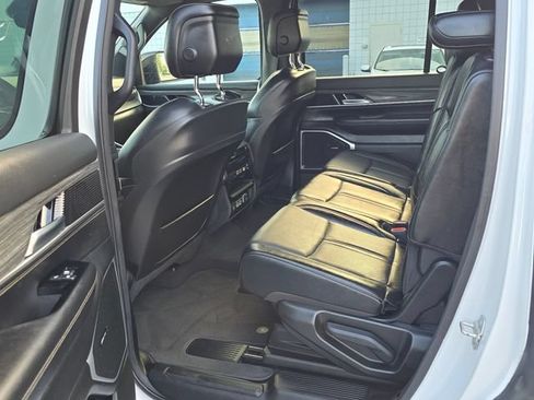 Used 2024 Jeep Wagoneer Series II w/ Flexible Seating Group RWD image 10
