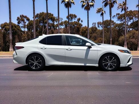 Used 2019 Toyota Camry SE w/ Carpet Mat Package FWD image 9
