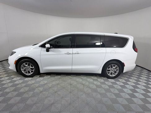 Used 2023 Chrysler Voyager LX FWD image 8
