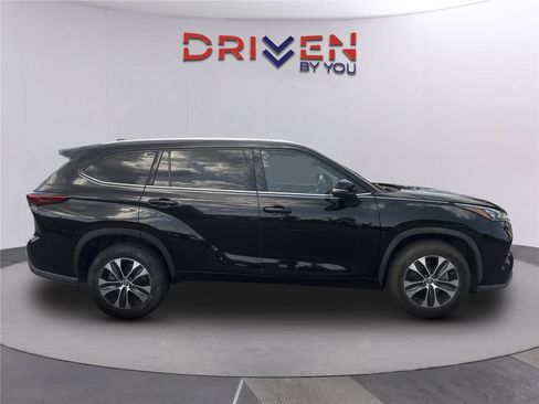 Used 2020 Toyota Highlander XLE FWD image 3