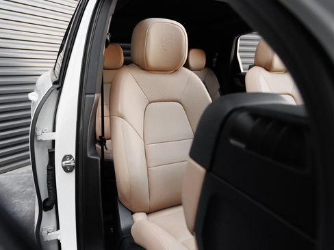 Certified 2025 Porsche Cayenne AWD/4WD image 36