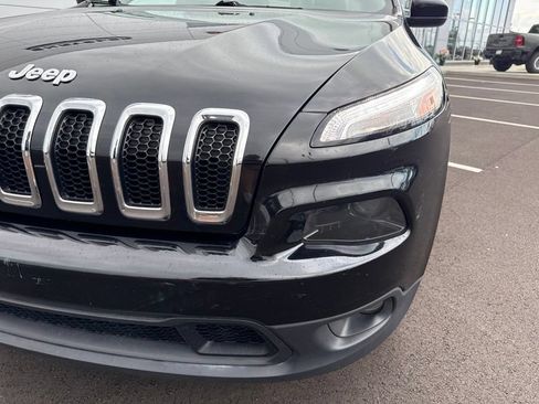 Used 2017 Jeep Cherokee Latitude AWD/4WD image 9
