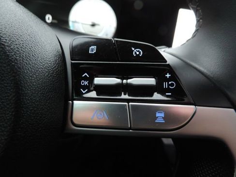 Used 2021 Hyundai Elantra Limited image 25