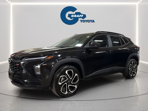 Used 2024 Chevrolet Trax RS w/ Sunroof Package FWD image 2