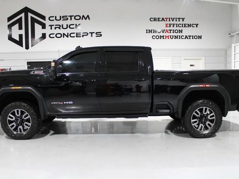 Used 2022 GMC Sierra 2500 AT4 w/ AT4 Premium Plus Package AWD/4WD image 3