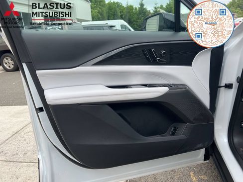 Used 2024 Cadillac Lyriq Luxury w/ LPO, Floor Liner Package AWD/4WD image 21