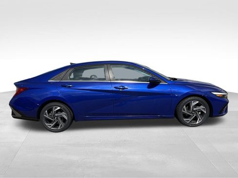 Used 2025 Hyundai Elantra SEL FWD image 28