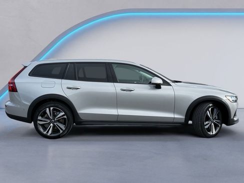 Certified 2025 Volvo V60 B5 Cross Country Plus image 3