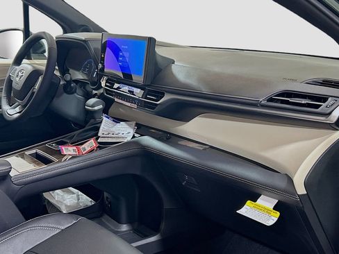 New 2026 Toyota Sienna Limited image 30