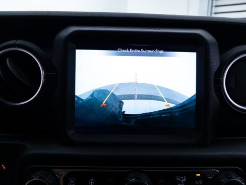Used 2021 Jeep Wrangler Unlimited Sahara AWD/4WD image 9