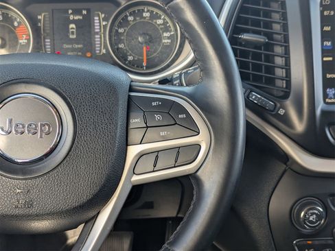 Used 2018 Jeep Cherokee Latitude Plus w/ Comfort/Convenience Group image 22