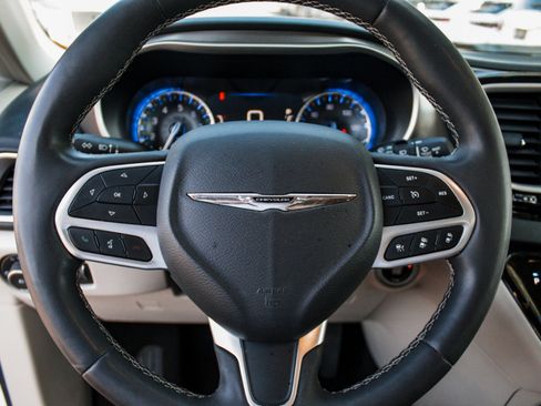 Used 2023 Chrysler Pacifica Touring-L FWD image 12