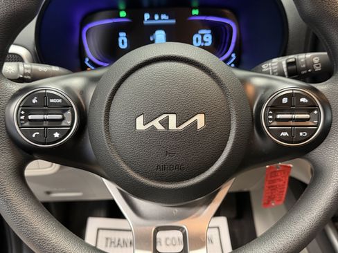 Used 2025 Kia Soul LX w/ LX Technology Package FWD image 14