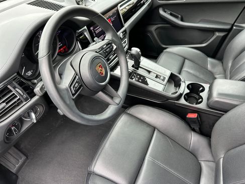 Certified 2025 Porsche Macan AWD/4WD image 4