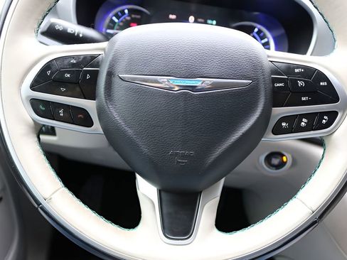 Used 2018 Chrysler Pacifica Limited w/ Advanced Safetytec Group FWD image 24
