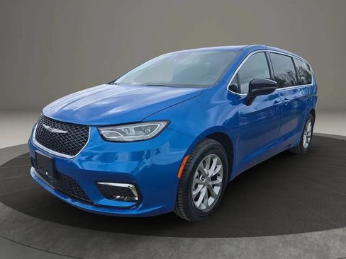 Used 2026 Chrysler Pacifica Limited FWD image 1