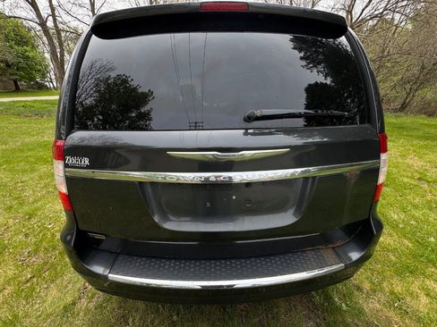 Used 2012 Chrysler Town & Country Touring w/ Entertainment Group #1 FWD image 3