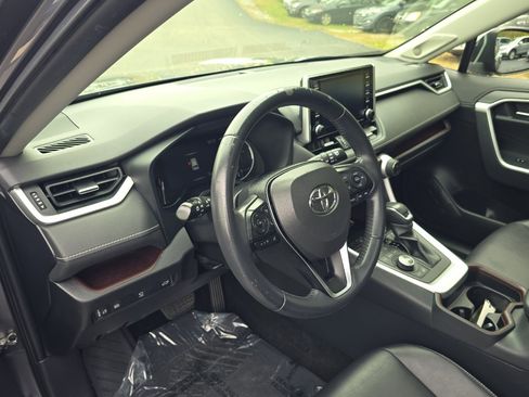 Used 2019 Toyota RAV4 Limited image 9