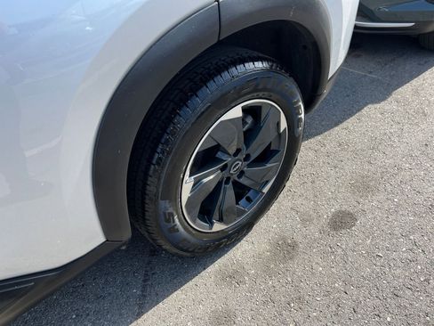 Used 2025 Nissan Rogue SV FWD image 32