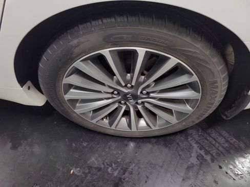 Used 2017 Kia Cadenza Premium FWD image 13