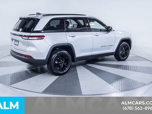 Used 2025 Jeep Grand Cherokee Altitude AWD/4WD image 10