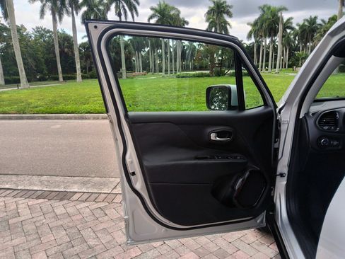 Used 2017 Jeep Renegade Altitude FWD image 22