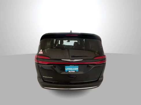 Used 2023 Chrysler Pacifica Touring-L FWD image 7